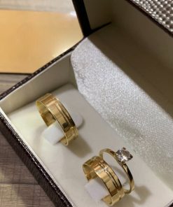 Aliança de Ouro 18K | Modelo Reto Semi-Anatômico 5mm com Friso Lateral | Feminina com Pedra de Zircônia | 7g o Par | Casamento e Noivado