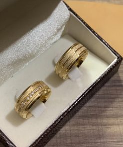 Aliança de Ouro 18K | Modelo Chanfrado Semi-Anatômico com 2 Frisos Diamantados | Feminina com 15 Pedras de Zircônia (Meia Volta) | 12g o Par | Casamento e Noivado