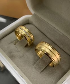 Aliança de Ouro 18K | Modelo Anatômico com 2 Frisos Diamantados | Feminina com 15 Pedras de Zircônia (Meia Volta) | 12g o Par | Casamento e Noivado