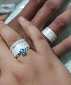 Alianças de Namoro Grossas em Prata 950 | 10mm Diamantado com 1 Friso Lateral | Reto Semi Anatômico | Anel Solitário com Pedra de Zircônia Azul Incluso e Letras Iniciais