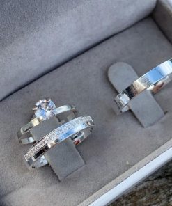 Alianças de Namoro em Prata 950 4mm | Modelo Akira | Anatômica | Feminina com 15 Pedras de Zircônia Laterais | Masculina Lisa