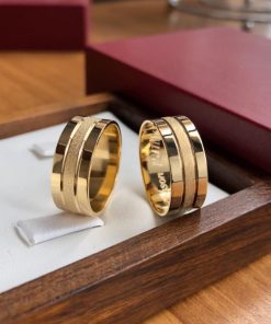 Alianças de Casamento 8mm | Modelo Hungria | Friso Central Largo Diamantado