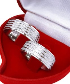Alianças de Namoro em Aço Cirúrgico | Par de Alianças Prata 8mm | 4 Frisos Diamantados com Acabamento em Lateral Baixa