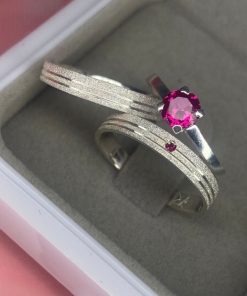 Alianças de Namoro em Prata 950 3mm | Diamantado com 2 Frisos Laterais | Modelo Lily | Feminino com Pedra de Zircônia Vinho