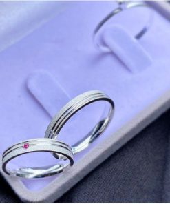 Alianças de Namoro 4mm em Prata 950 | Modelo Taciane | Diamantado com 2 Frisos Laterais | Feminina com Pedra Rosa