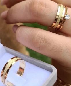 Alianças de Noivado e Casamento 5mm | Modelo Laura | Friso Central Diamantado | Moeda Antiga | Banhado a Ouro 18k