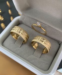 Aliança de Ouro 18K | Modelo Tradicional Semi-Anatômico 8mm | Todo Diamantado com 2 Frisos Laterais Largos | Casamento e Noivado