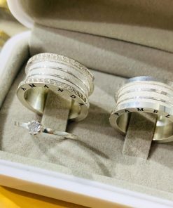 Alianças de Namoro em Prata 950 | 10mm Estilo Bulgari | Anatômicas com 3 Frisos Diamantados | Feminina com 30 Pedras de Zircônia Branca | Anel Solitário Incluso