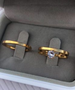 Par De Alianças Aço Cirúrgico Banhado A Ouro 18k 2mm- Fina Reta