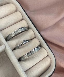 Par de Alianças Prata em Aço Cirúrgico 4mm | Lateral Diamantada Semi Anatômica | Acabamento Liso