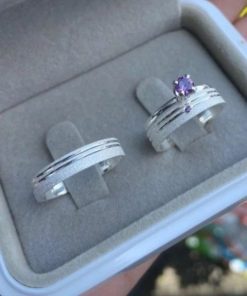 Alianças de Namoro em Prata 950 4mm | Todo Diamantado com 2 Frisos Laterais | Modelo Semi Anatômico | Feminina com Pedra de Zircônia Roxa