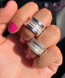 Alianças de Namoro em Prata 950 10mm | Estilo Bulgari | Grossas com 3 Frisos Diamantados | Friso Central Mais Largo | Semi Anatômicas | Feminina com 30 Pedras de Zircônia Branca