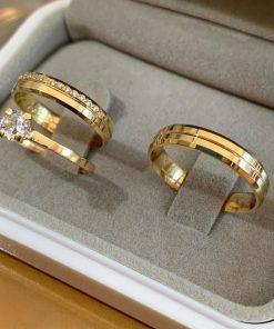 Aliança de Ouro 18K | Modelo Chanfrado Semi-Anatômico com Friso Central 4mm | Feminina com 15 Pedras Laterais de Zircônia | 6g o Par | Casamento e Noivado