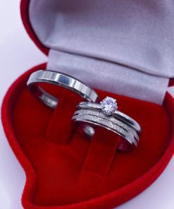 Par de Alianças Prata em Aço Cirúrgico 4mm | Feminina com 2 Frisos Diamantados | Masculina Lisa Chanfrada