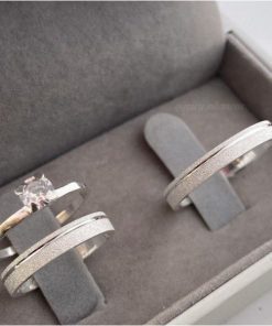 Alianças de Namoro em Prata 950 | Modelo Clara | 3mm Diamantado com 1 Friso Lateral | Anel Solitário Incluso