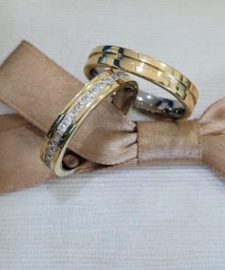 Alianças de Casamento 4mm | Finas | Feminina com 30 Pedras de Zircônia | Masculina Lisa com 1 Friso Central Largo