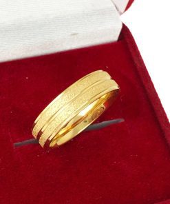 Aliança Individual em Aço Cirúrgico Banhada a Ouro 18K | Modelo Diamantado com Friso Lateral Baixo