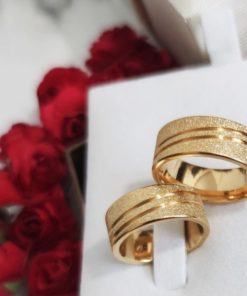 Par De Alianças Aço Cirúrgico Banhado A Ouro 18k - 8mm - Diamantado 2 Frisos