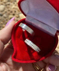Alianças em Aço Cirúrgico | Par de Alianças Prata 6mm | Feminina Diamantada e Masculina Fosca com 2 Frisos e Lateral Baixa
