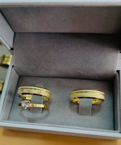 Aliança de Ouro 18K | Modelo Chanfrado Diamantado com Friso Lateral 5mm | Feminina com 3 Pedras de Zircônia | 7g o Par | Casamento e Noivado