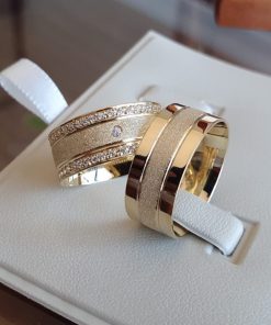 Alianças de Casamento 8mm | Modelo Eliany | Feminina com 30 Pedras | Banhado a Ouro 18K