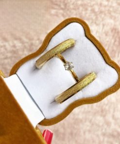 Alianças de Casamento | Par de Alianças 4mm em Aço Cirúrgico Banhado a Ouro 18K – Modelo Diamantado Semi Anatômico