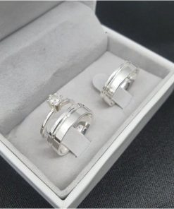 Alianças de Namoro em Prata 950 6mm | Modelo Selena | Liso com 1 Friso Lateral | Anatômico | Feminina com Pedra de Zircônia