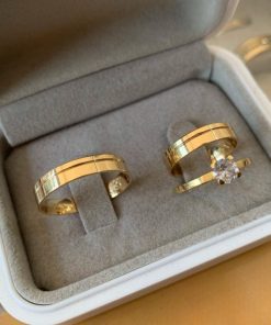 Aliança de Ouro 18K | Modelo Reto Semi-Anatômico com Friso Lateral 4mm | Casamento e Noivado