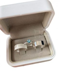 Alianças de Namoro em Prata 950 7mm | Modelo Janaina 02 | Reto Semi Anatômico | Anel Solitário com Pedra Azul Incluso