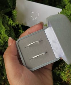 Alianças de Namoro Finas 2mm em Prata 950 | Modelo Milena | Chanfrado Diamantado | Anel Solitário Incluso