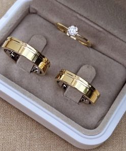 Alianças de Casamento 6mm | Modelo Valesca 02 | Anatômico com 1 Friso Lateral | Moeda Antiga Banhada a Ouro 18K | Anel Solitário Incluso