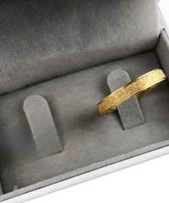 Aliança Individual em Aço Cirúrgico Banhada a Ouro 18K | Modelo Diamantado 4mm com Friso Lateral Baixo