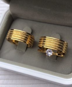 Alianças de Casamento 8mm com 4 Frisos Diamantados em Aço Banhado a Ouro 18K – Anatômicas