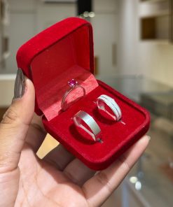 Alianças de Namoro em Prata 950 | Modelo Dyor | 5mm Anatômica com 2 Frisos Laterais e Lateral Baixa | Anel Solitário rosa Incluso