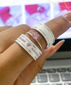 Alianças de Namoro em Prata 950 8mm | Modelo Frozen | Diamantado com 2 Frisos Laterais | Feminino com 11 Pedras de Zircônia em Formato de Coração