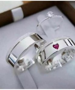 Alianças de Namoro em Prata 950 8mm | Modelo Girl A | Anatômico com 1 Friso Lateral Diamantado | Feminina com Pedra de Zircônia Vinho em Formato de Coração