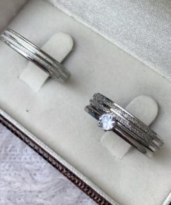 Alianças de Namoro em Aço Cirúrgico | Par de Alianças Prata 4mm | Modelo Fosco – Feminina Diamantada e Masculina Lisa Anatômica