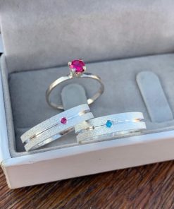 Alianças de Namoro 5mm em Prata 950 | Semi Anatômico | Modelo Diamantado com 1 Friso Central Largo | Pedras Rosa e Azul