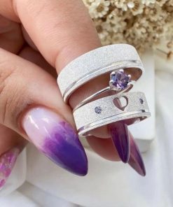 Alianças de Namoro 7mm em Prata 950 | Modelo Amor Infinito | Diamantado com 1 Friso Lateral | Feminina com Pedra Roxa
