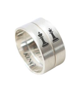Alianças de Namoro em Prata 950 5mm | Liso com Foco Lixado | Semi Anatômicas com Desenho Rei e Rainha do Xadrez