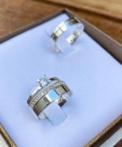 Alianças de Namoro 6mm em Prata 950 | Modelo Lise | Acabamento Reto Semi Anatômico Liso Polido com 1 Friso Lateral | Anel Solitário Incluso