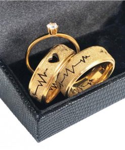 Par De Alianças Aço Cirúrgico Banhado A Ouro 18k - 8mm MOD 83