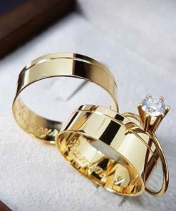 Alianças de Casamento 8mm | Modelo Bella | Friso Lateral | Moeda Antiga Banhada a Ouro 18K | Anel Solitário Incluso