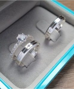 Alianças de Namoro em Prata 950 4mm | Modelo Elizabeth 02 | Chanfrado Semi Anatômico | Polido com 1 Friso Central | Feminina com Pedra de Zircônia