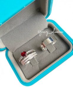 Alianças de Namoro em Prata 950 | Modelo Tauana | Feminina 5mm Diamantada com 2 Frisos Laterais | Masculina 6mm Lisa Polida | Anel Solitário Incluso