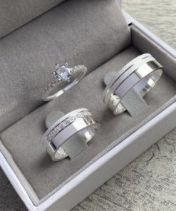 Alianças de Namoro em Prata 950 | Modelo Liana | 7mm Reto Semi Anatômico | Feminina com Zircônias Laterais | Anel Solitário Incluso