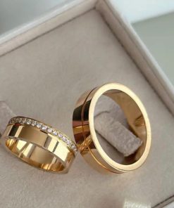 Aliança de Ouro 18K | Modelo Liso com 1 Friso Lateral 17g | Feminina com 15 Pedras de Zircônia (Meia Volta) | Casamento e Noivado