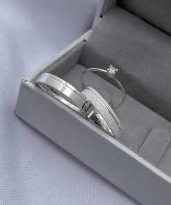 Alianças de Namoro Finas em Prata 950 | 4mm Reto com 1 Friso Lateral | Modelo Anatômico | Anel Solitário Incluso
