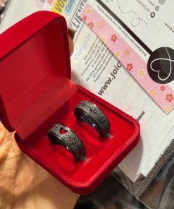 Alianças de Namoro em Aço Cirúrgico | Par de Alianças Pretas 8mm | Modelo Maia 03 Diamantado com Batimentos Cardíacos e Coração Vazado