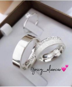 Alianças de Namoro em Prata 950 6mm | Modelo Tianah | Feminina Diamantada com Pedras Laterais (Meia Volta) | Masculino Liso Polido